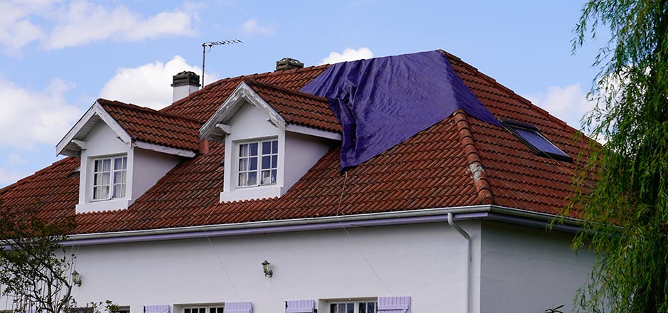 Détecter et réparer une fuite d'eau sur une toiture - La Maison