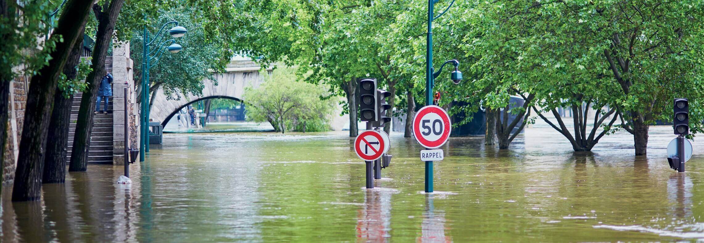 Installer des batardeaux et des barrières anti-inondations