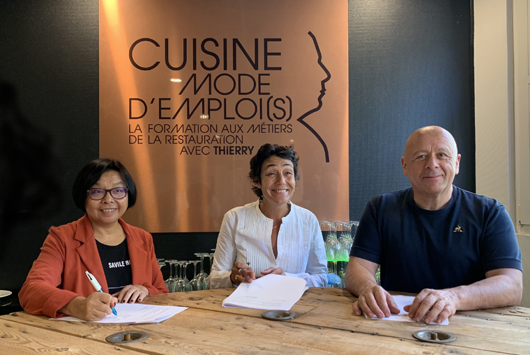 Signature de la convention de mécénat MAAF, représentée par Marielle Vo Van Liger (directrice marketing), et l'association Media Social Food représentée par Mathilde de l’Écotais et Thierry Marx,