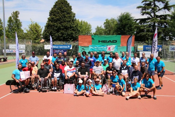 Joueurs-et-benevoles-tournoi-paratennis-Chauray-2022-credit-pascal-grelier-600px.jpg...