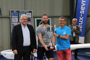 Le vainqueur reçoit la coupe MAAF à l'issue du 10è Open de paratennis Chauray le 4 juillet 2021